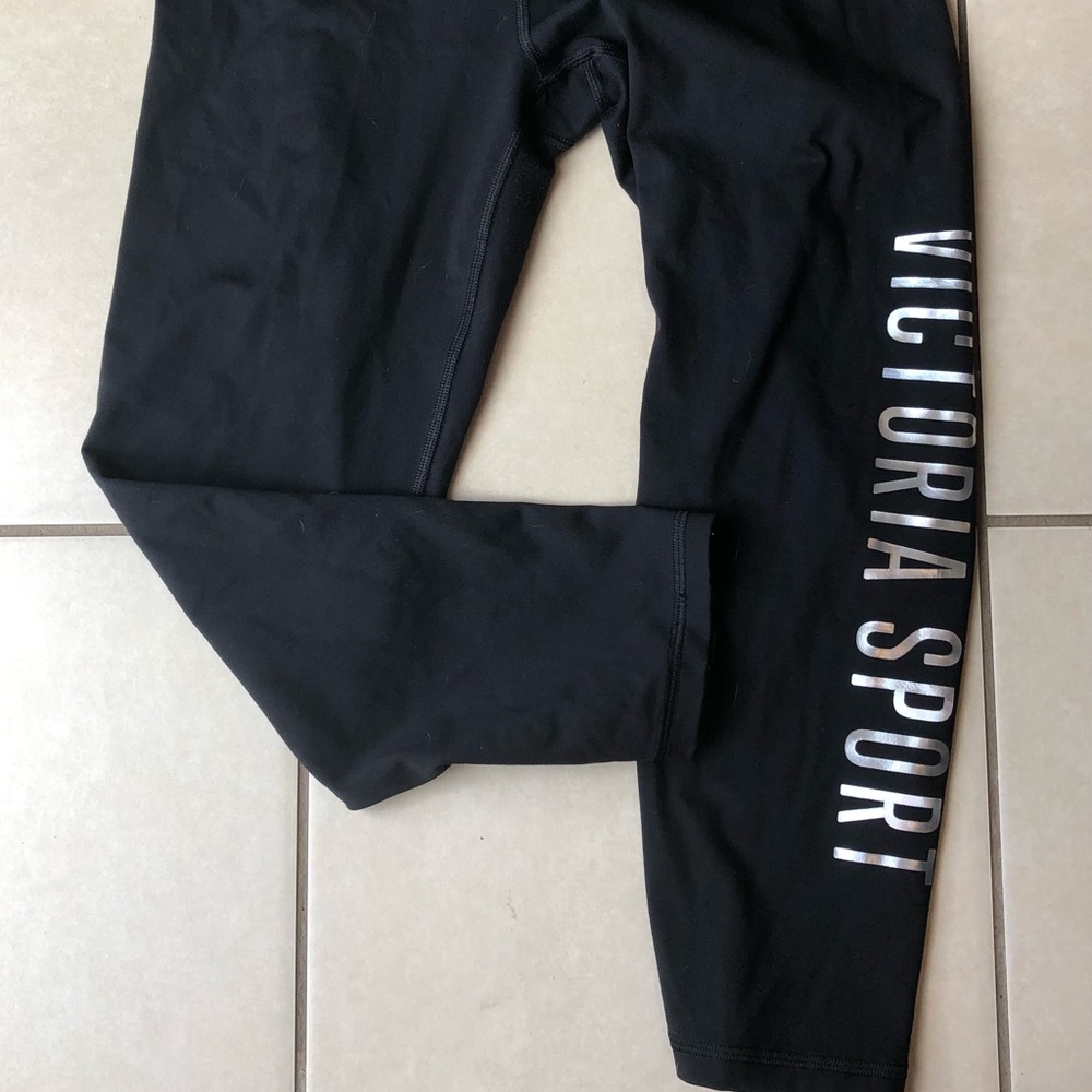 Victoria Secret Sport 3/4 length workouts legging. Sexy, squat proof!!